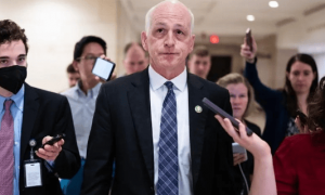 九三阅兵后，西方大排长龙，美国抢占先机，准备先派代表来北京，给特朗普访华打头阵？