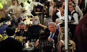 损失一艘航母后，美政府被迫开门，特朗普知道，2个月后麻烦更大