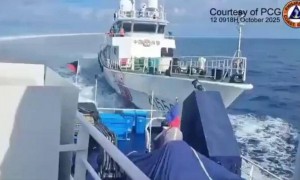 中菲铁线礁大战，菲船被喷得晕头转向，砰的一声被海警船撞到漂移