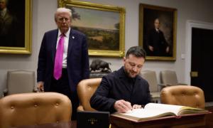 特朗普敦促泽连斯基割让顿巴斯 “否则普京会摧毁乌克兰”