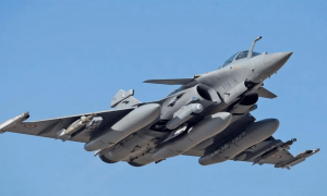 美媒：阵风虽然打不过歼-10，但面对歼-20时仍有胜算