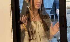 太吓人，58岁的温碧霞强行装嫩，披头散发，脖子前倾像驼背