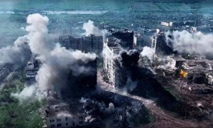 俄军一周2600多次袭击，红军城万名乌军被围，泽连斯基绝望反击