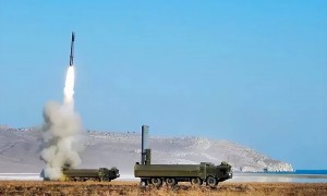 俄军报复不隔夜，发射1000万美元天价锆石高超导弹，炸飞北约“大鱼”！