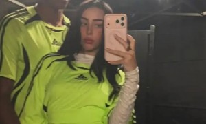 狂秀恩爱！亚马尔女友社媒晒自拍照 两人紧密相贴