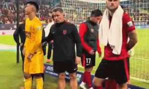 原创 
            这还是韦世豪吗？面对成都球迷赛后训话：韦世豪罕见主动认错！