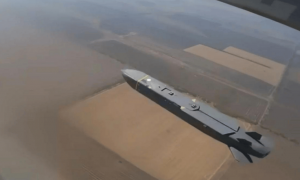 美国不给战斧拉倒，乌克兰搬出先进导弹，陆海空联合轰炸俄罗斯