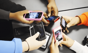 原创 
            国产手机涨价，苹果也毫不客气涨价500元，快买不起手机了