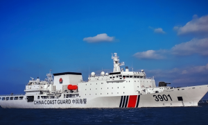 炮灰待遇？菲律宾十余艘船只发起挑战随即就被中方击溃，好盟友美日军舰却坐视不理！