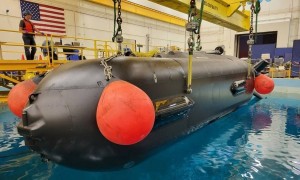 九三阅兵之后，全球最大无人潜艇出现在南海，其尺寸竟超过美军的虎鲸？