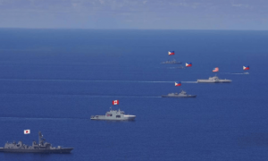 美日菲舰队逞凶，解放军开来3.7万吨巨舰，在黄岩岛跟海警船会师，菲拍下震撼一幕