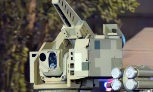 中国100式坦克震憾亮相：装甲上挂满刺，无人机都不敢碰！