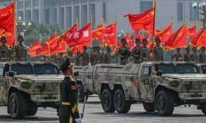 阅兵结束不到24小时，特朗普当着30国的面，对中国发出威胁