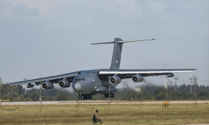 运油20大侧风降落，险些侧翻！中国飞行员，是怎么挽救飞机的？