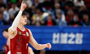 媒体人:曾凡博卧床养伤 康复三周后就前往篮网报到