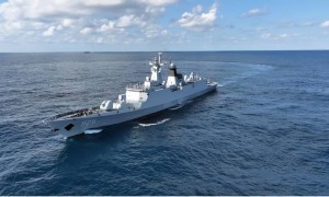 实弹警告真管用！054A黄岩岛出手，菲船停在30海里外，不敢越雷池一步