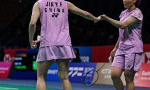 原创 
            首局2-11被逆转心态不崩！凡尘组合2-1日本女双，独挑大梁晋级4强