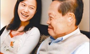 杨振宁刚去世，翁帆终于发声，字字催泪，清华大学吊唁堂细节感人