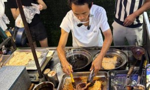 被流量砸中的“鸡排哥”：炸到中暑，每天睡三四个小时，怕辜负顾客不舍得休息