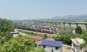 张家界15岁智力残疾女孩被火车撞亡一审庭审持续3小时，未当庭宣判，家属索赔127万；此前该路段曾有多人被撞身亡